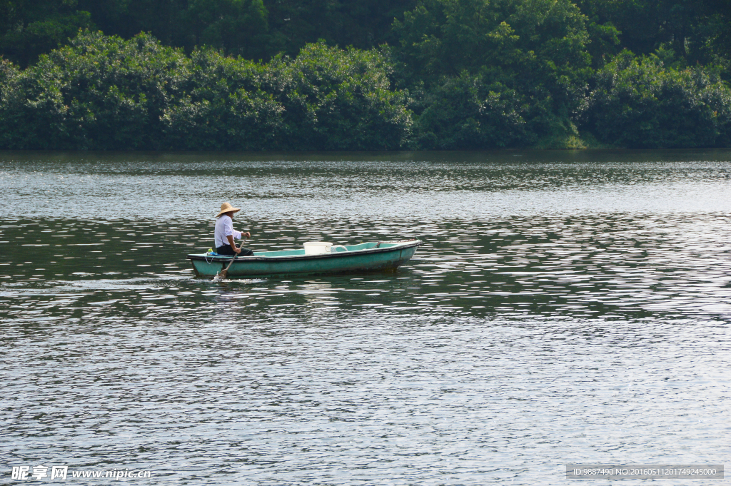 湖面上的一叶小舟