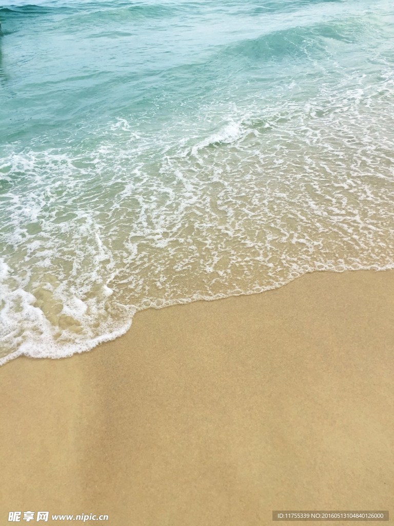 沙滩上的水波