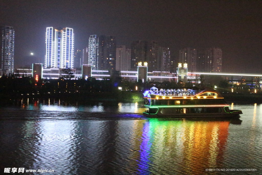 遂宁犀牛堤游轮夜景