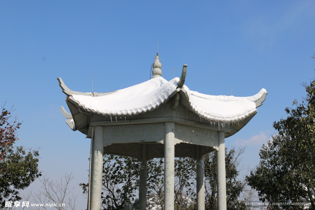 雪后的亭子