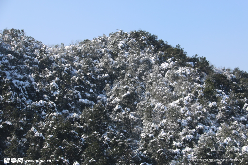 山峰雪景