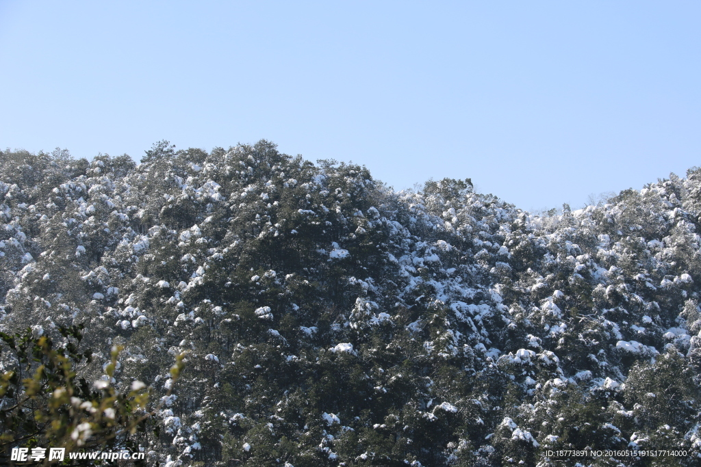 山峰白雪