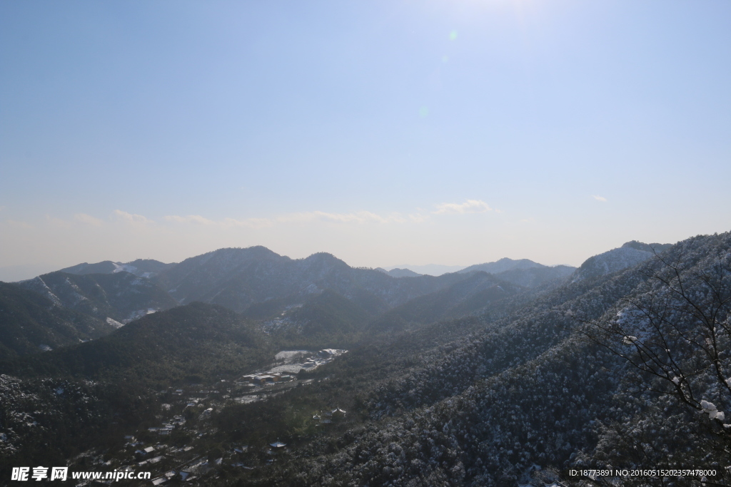 蓝天白云群山