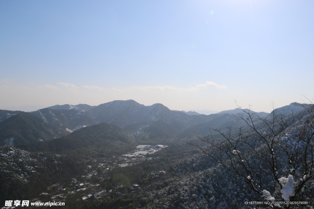 蓝天白云与山峰