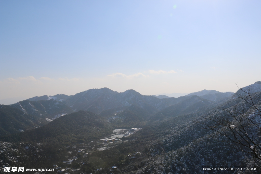 满山的雪景