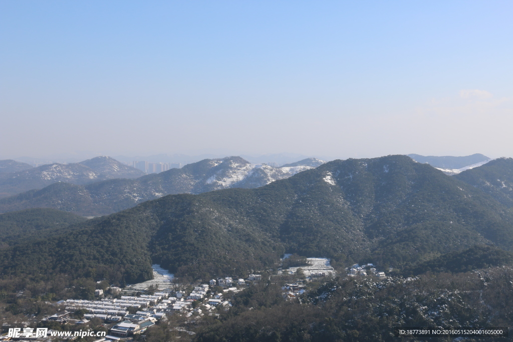 山峰与建筑