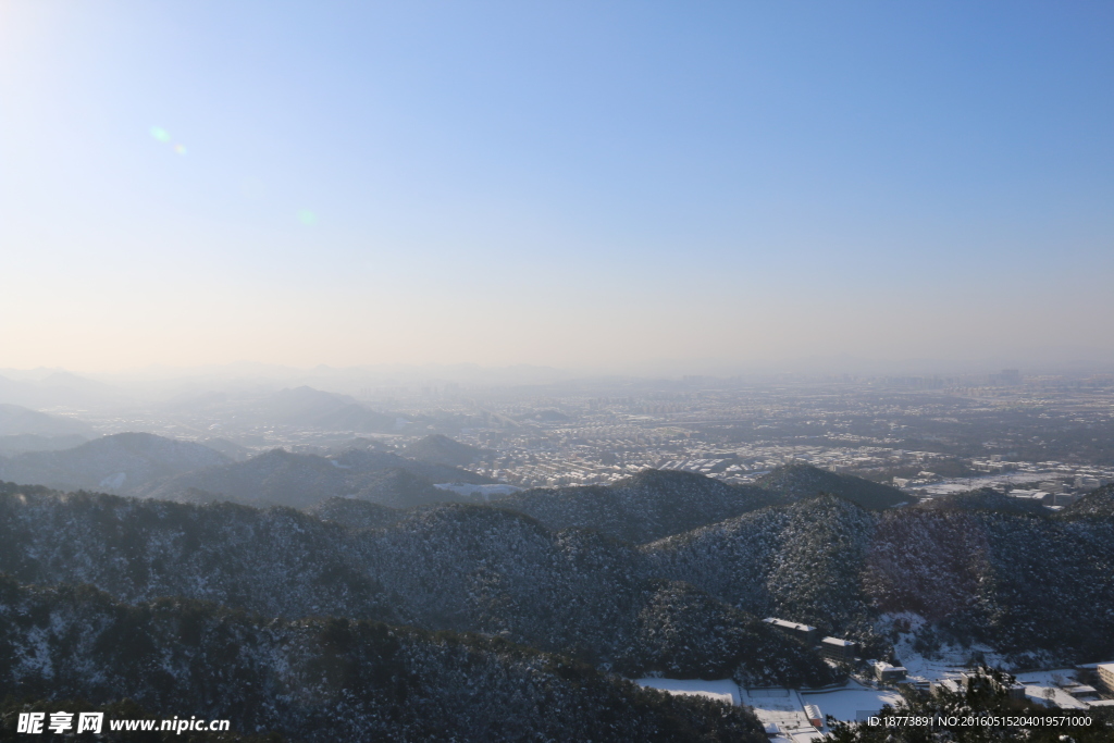 山峰和蓝天