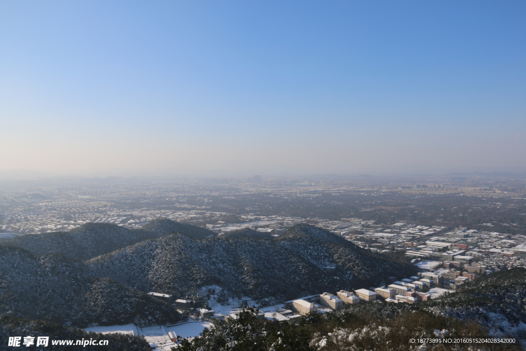 山峰与建筑雪景