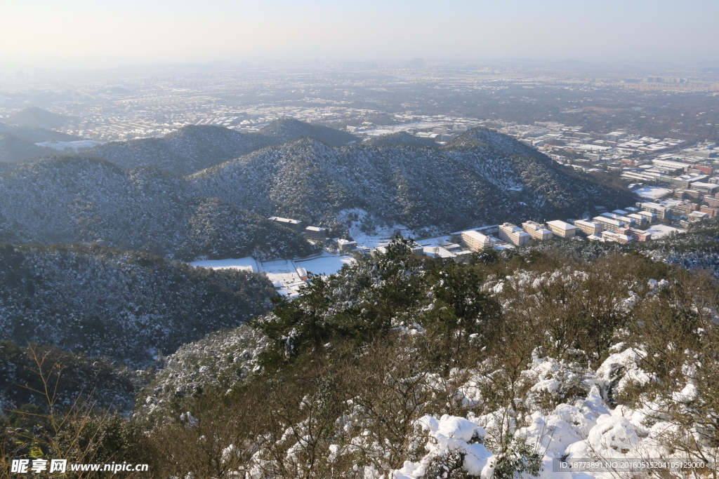 山峰雪景