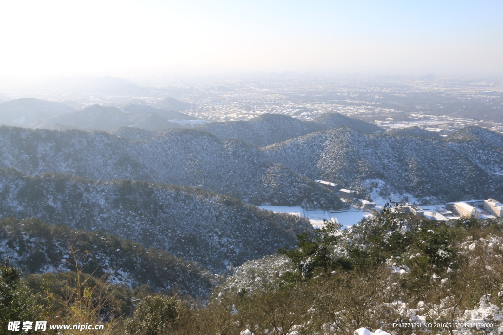 风雪过后的山峰