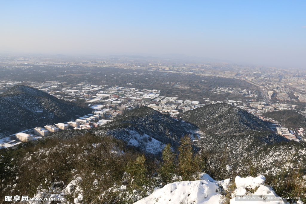 雪下的山峰