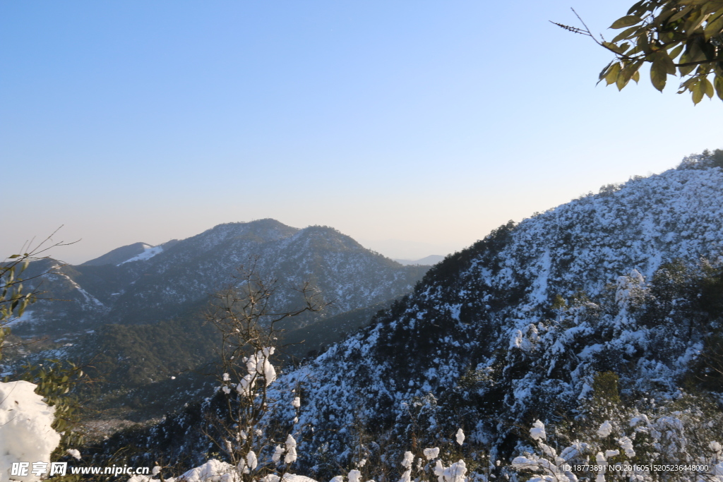 山岭雪景