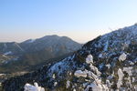 大雪下的山峰