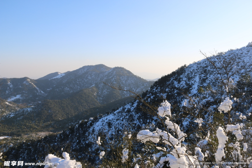 大雪下的山峰