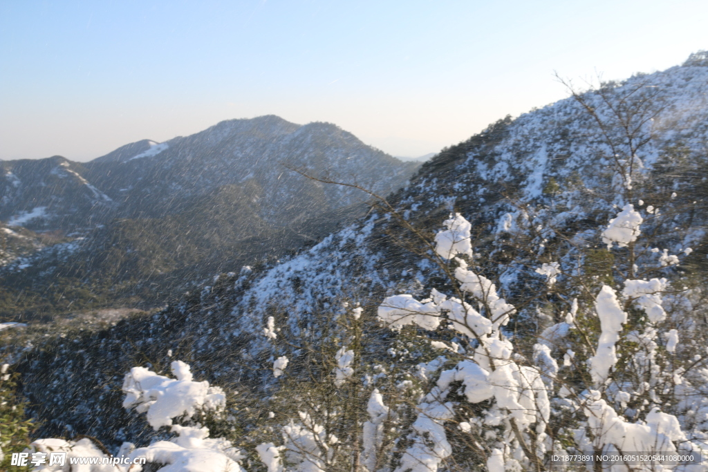 山峰白雪