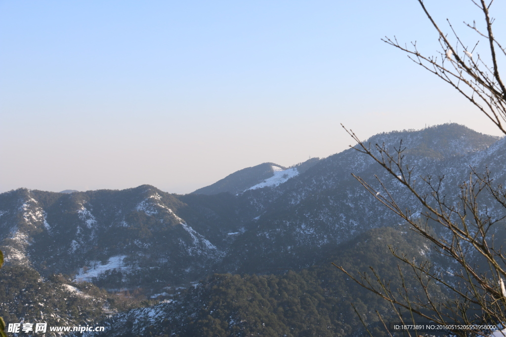 大雪过后的山峰