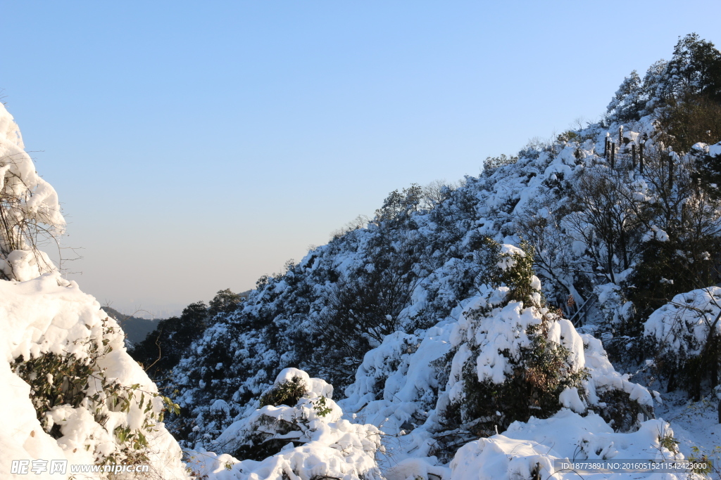 大雪下的山峰