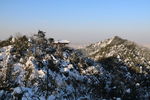 雪山的亭子