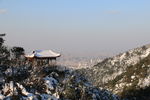 雪山上的亭子