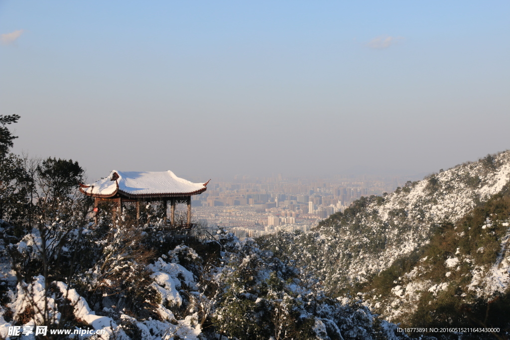 雪山上的亭子