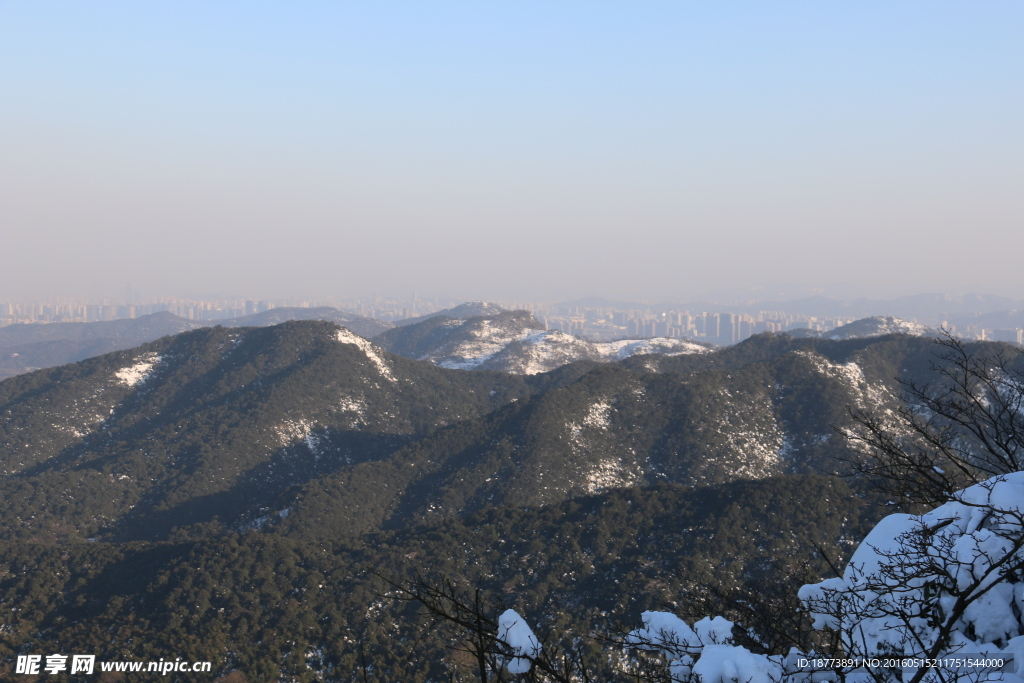 山峰雪景