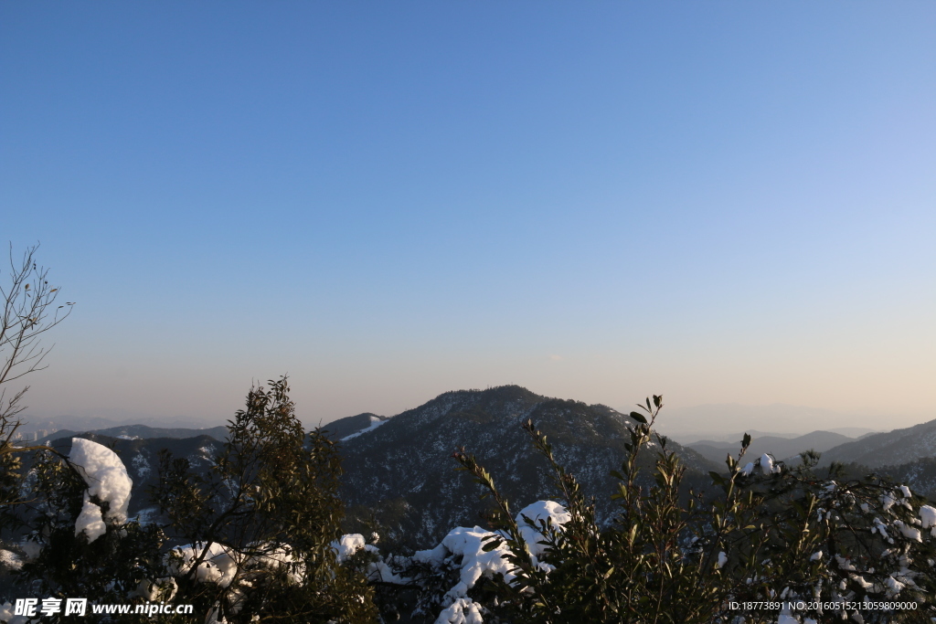 山峰雪景