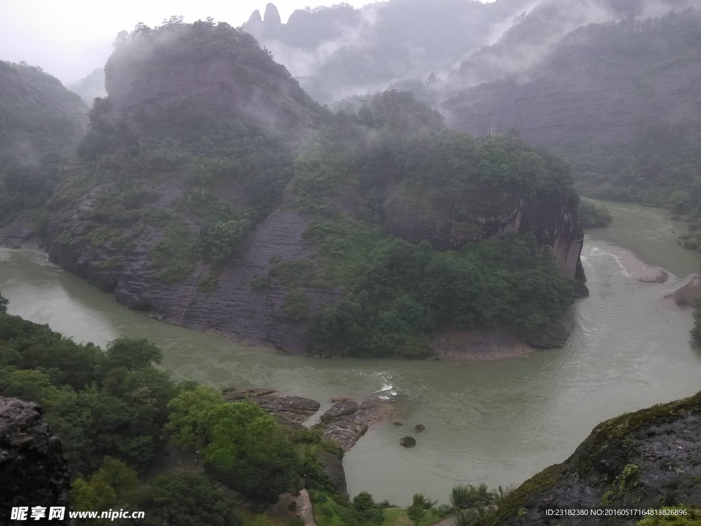 武夷山雨中天游峰