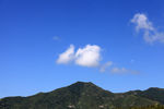 蓝天白云下的高山
