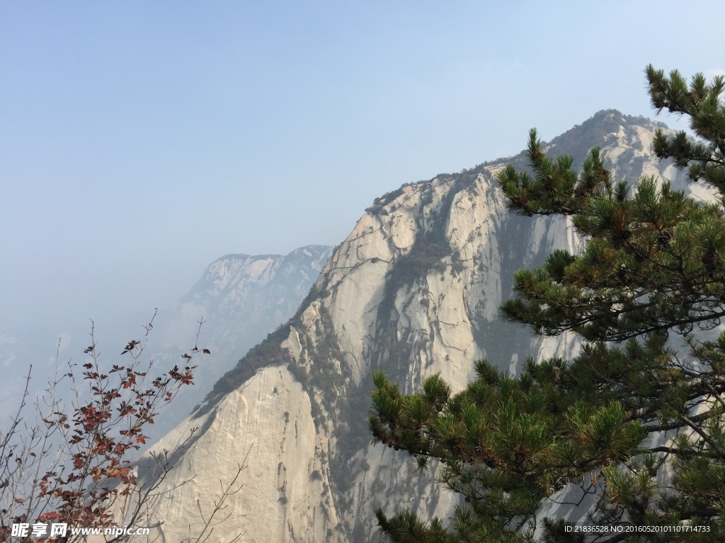 陡峭华山峰