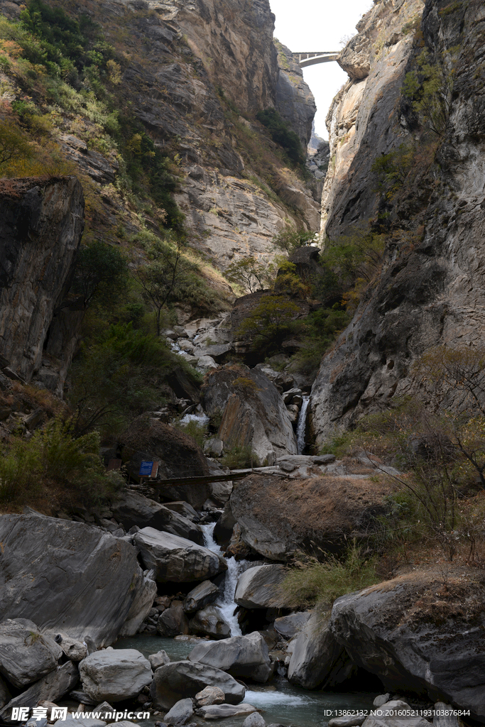 云南峡谷虎跳峡