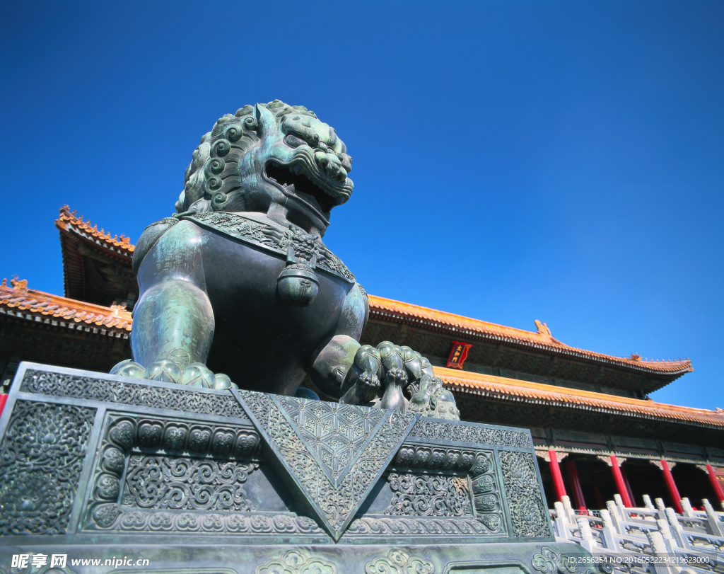 蓝天下古代建筑前的石狮子
