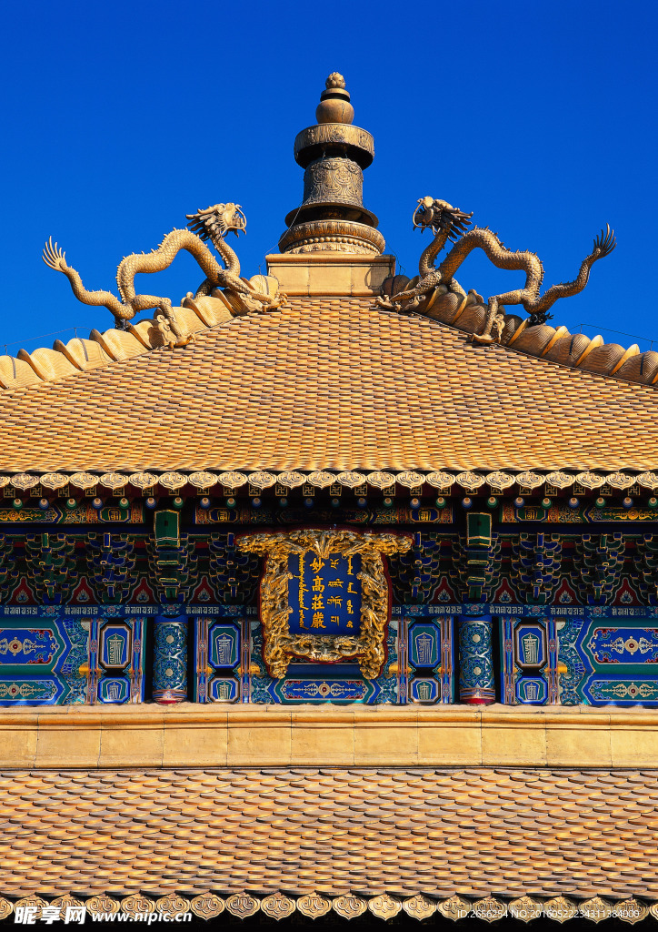 古代建筑的金色屋顶和精致牌匾