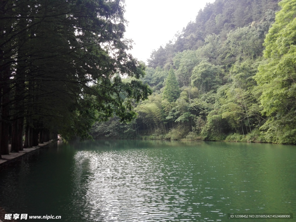 深山湖面