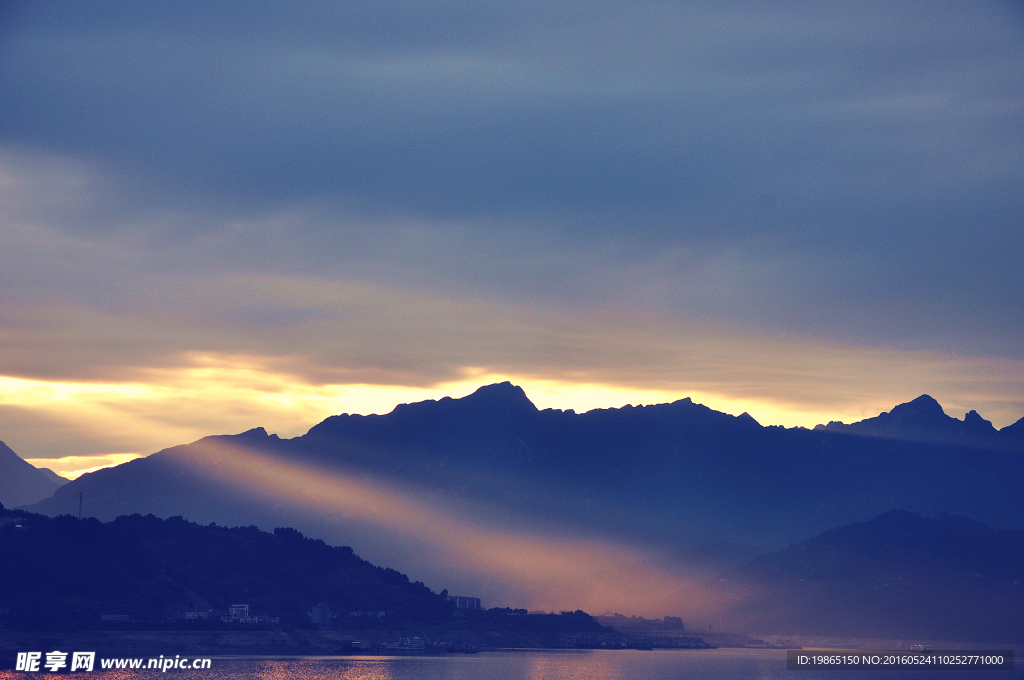 三峡大坝夕阳