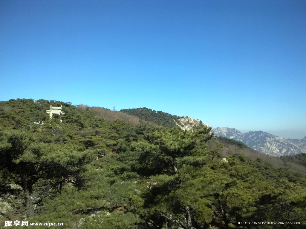 蓝天下的蒙山