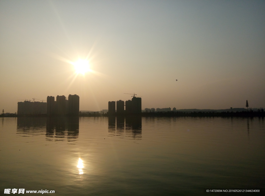 河边的夕阳