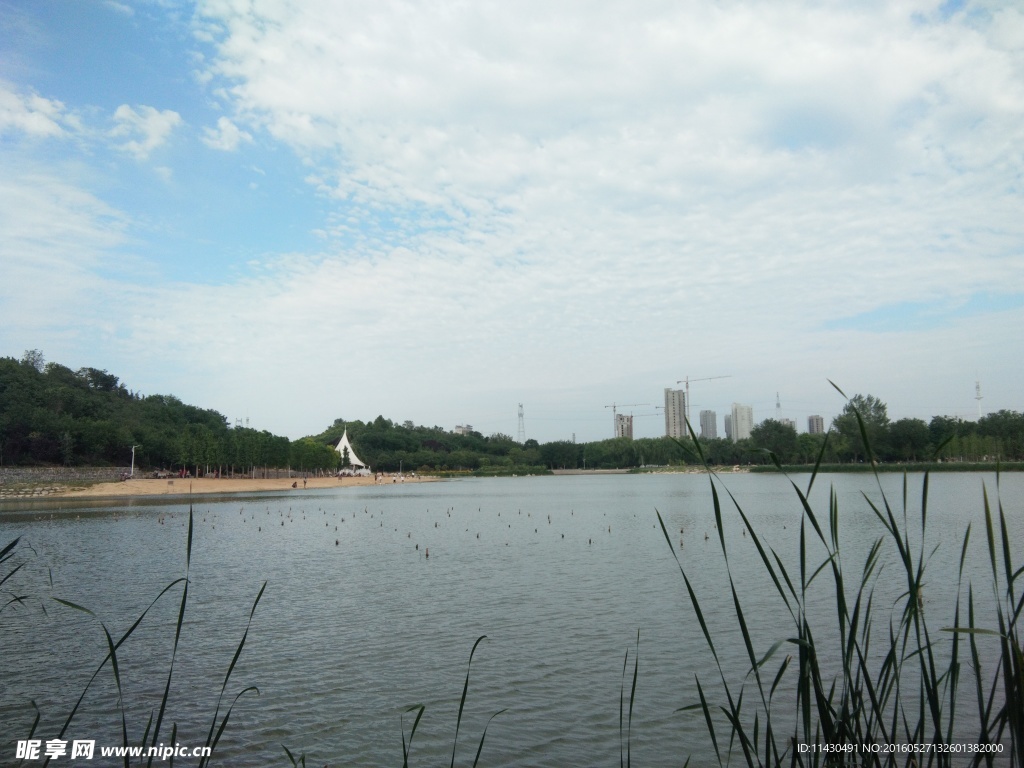 蓝天 湖面