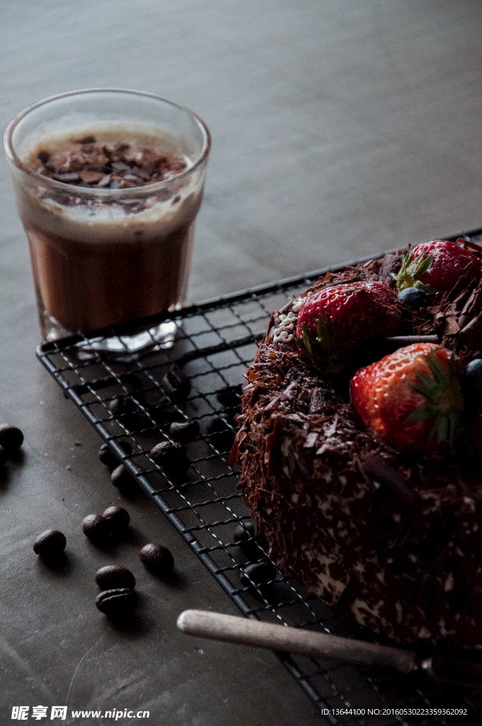 草莓巧克力蛋糕咖啡拍摄