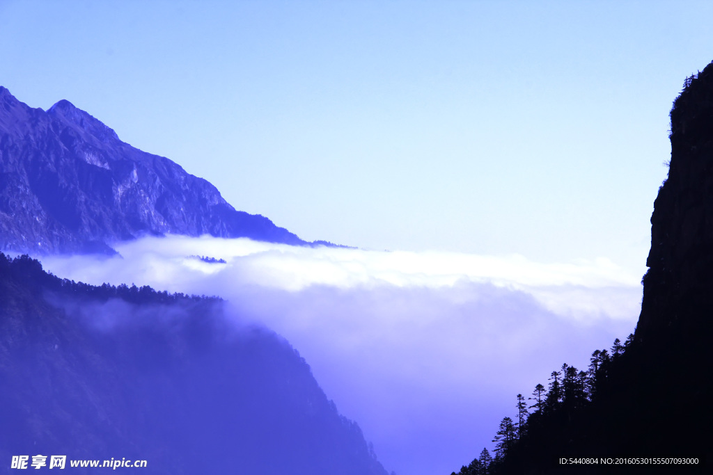 雪山云海