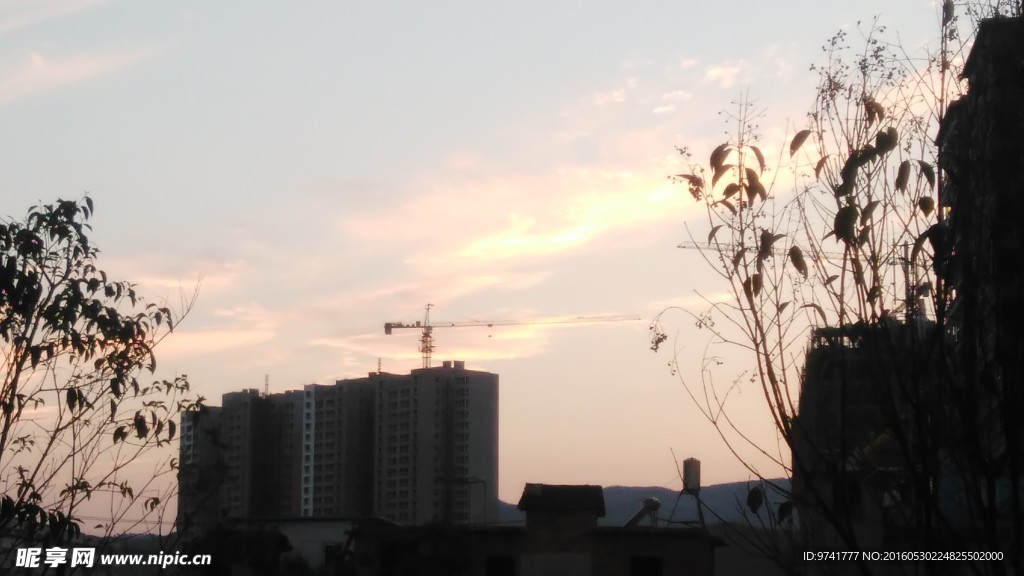 霞光下的建筑