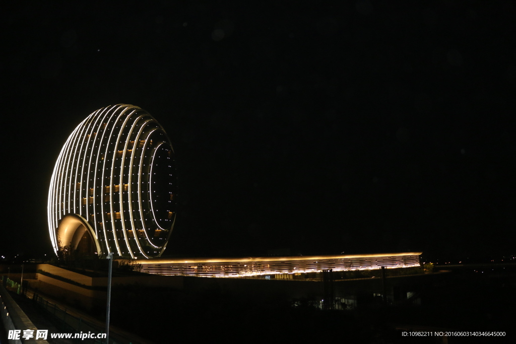 雁栖湖凯宾斯基酒店大楼夜景