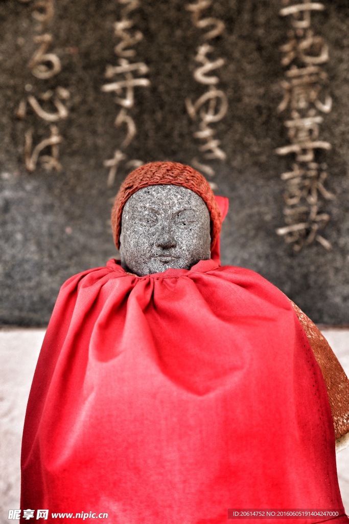 裹着红布的雕塑