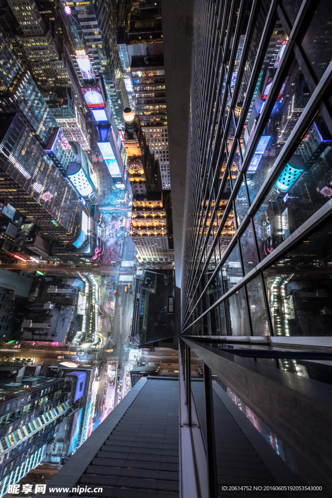 夜色下的城市高楼
