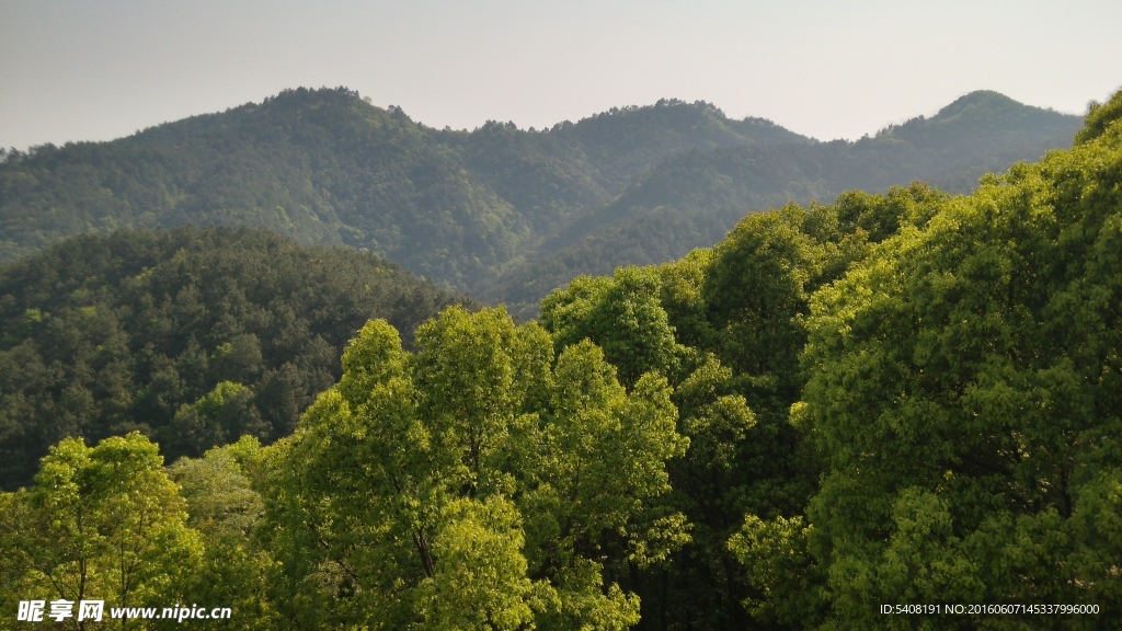 群山环抱