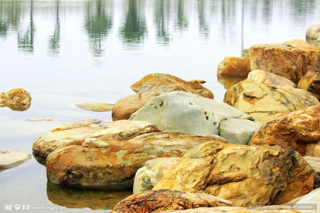 湖边石头
