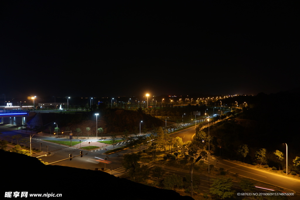 城市十字路夜景