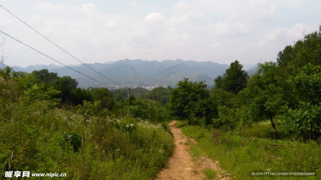 天空远山 与路