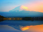 富士山下的湖泊桥梁