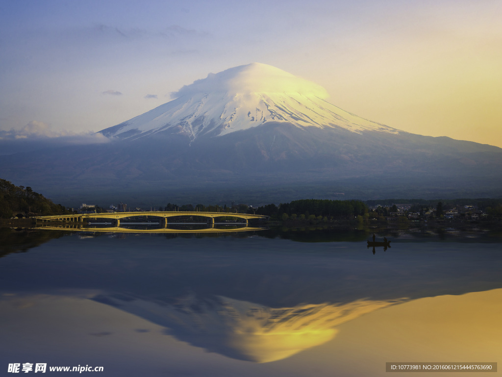 富士山下的湖泊桥梁