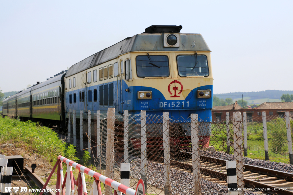 铁道路口与火车